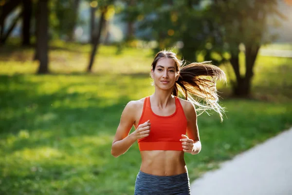 Krásná Fit Kavkazské Brunetky Sportovním Oblečení Culíkem Běží Přírodě Slunný — Stock fotografie