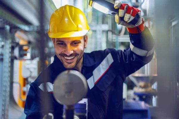 Trabalhador Colarinho Azul Sorrindo Duro Terno Trabalho Protetor Com Capacete — Fotografia de Stock