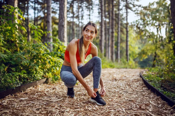 Happy Caucasian Sporty Fit Slim Brunette Sportswear Ponytail Crouching Path — 스톡 사진