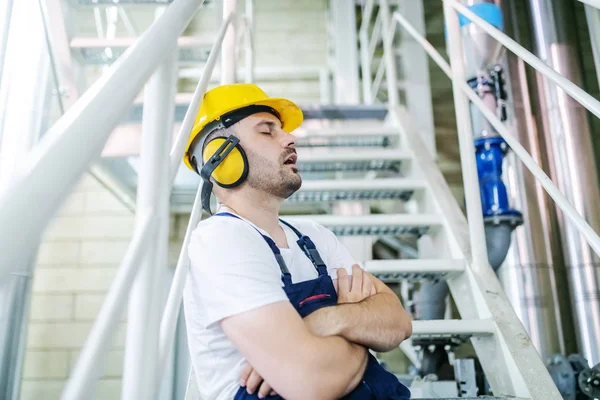 Overworked Caucasian Worker Overall Hardhat Antiphons Leaning Railing Legs Crossed — Stockfoto