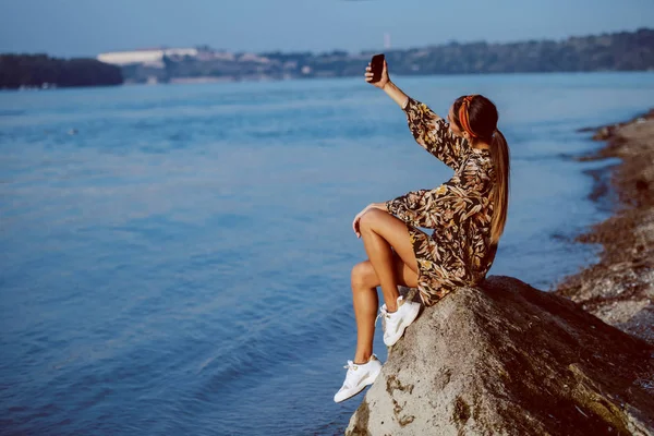 Good Looking Caucasian Brunette Floral Dress Headband Sitting Rock Shore — Stock Photo, Image