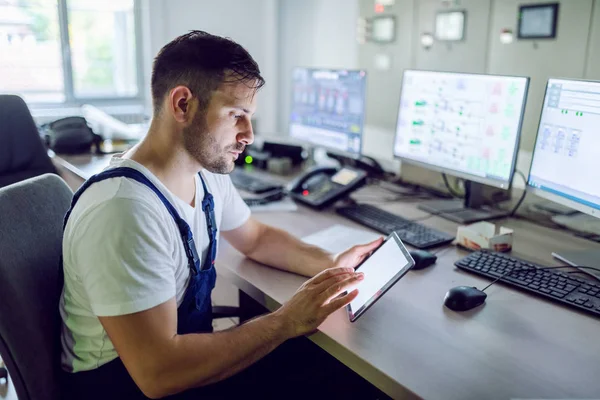 Ernstige Kaukasische Ongeschoren Fabrieksarbeider Algemene Vergadering Controlekamer Met Behulp Van — Stockfoto