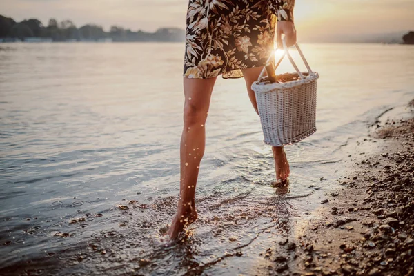 Foto Ritagliata Delle Gambe Della Femmina Che Camminano Nell Acqua — Foto Stock