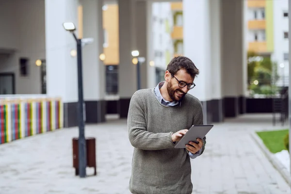 Glimlachende Knappe Bebaarde Blanke Modieuze Man Grijze Trui Met Een — Stockfoto