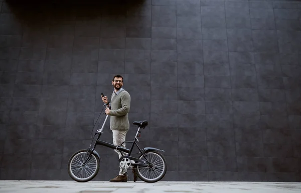 Volle Länge Des Lächelnden Kaukasischen Modischen Mannes Der Fahrrad Schiebt — Stockfoto