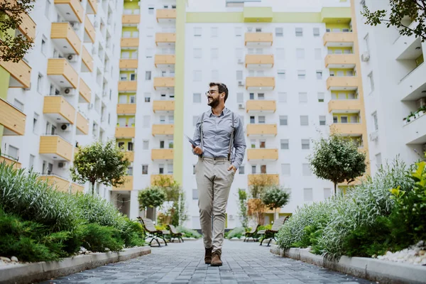 Confiado Guapo Hombre Negocios Caucásico Moda Sosteniendo Tableta Bajo Axila — Foto de Stock