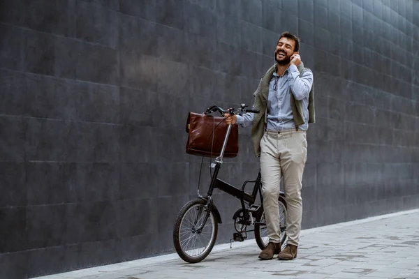 Smiling Cheerful Caucasian Fashionable Businessman Listening Music Pushing His Bicycle — Stock Photo, Image