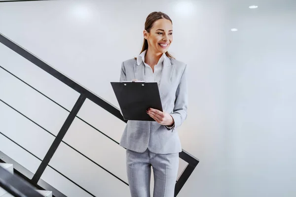 Trois Quarts Longueur Secrétaire Caucasien Réussi Attrayant Debout Côté Escalier — Photo