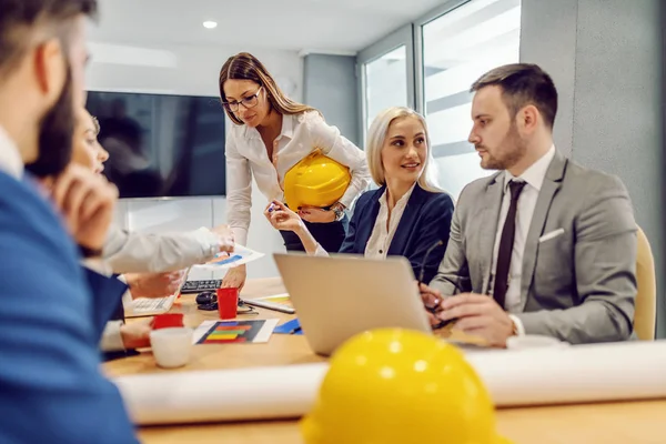 Grupo Arquitetos Trabalhadores Dedicados Que Reuniram Sala Reuniões Sobre Novo — Fotografia de Stock