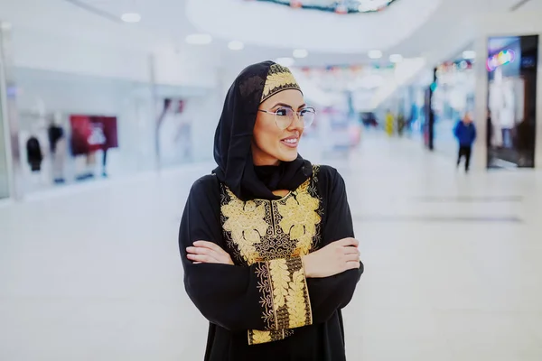 Smiling Attractive Muslim Woman Traditional Wear Standing Shopping Mall Arms — Stock Photo, Image