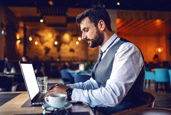 Young Focused Caucasian Bearded Businessman Suit Sitting Cafe Finishing His — 스톡 사진