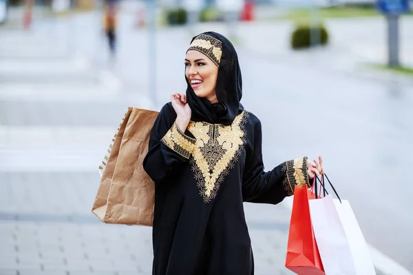 Preciosa Mujer Árabe Positiva Sonriente Desgaste Tradicional Sosteniendo Bolsas Compras — Foto de Stock