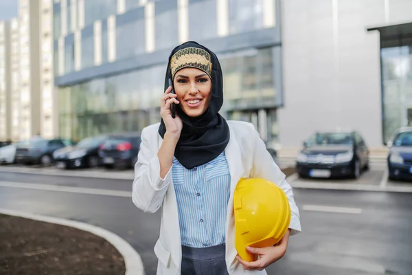 Joven Hermosa Sonrisa Atractiva Mujer Musulmana Arquitecto Pie Frente Edificio — Foto de Stock