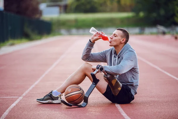 Bello Sportivo Caucasico Handicappato Uomo Abbigliamento Sportivo Seduto Pista Bere — Foto Stock