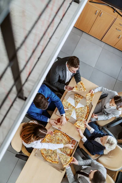 Вид Зверху Голодних Колег Які Сидять Столом Мають Піцу Обід — стокове фото