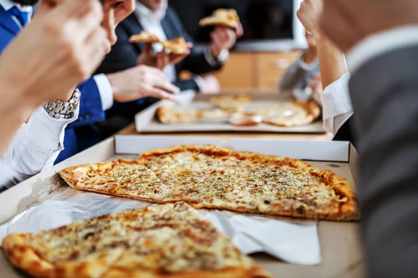テーブルの上に大きなピザを閉じます お昼休みの人は — ストック写真