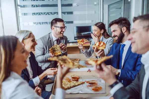 Grupo Empresarios Sentados Sala Juntas Charlando Riendo Comiendo Pizza Para — Foto de Stock