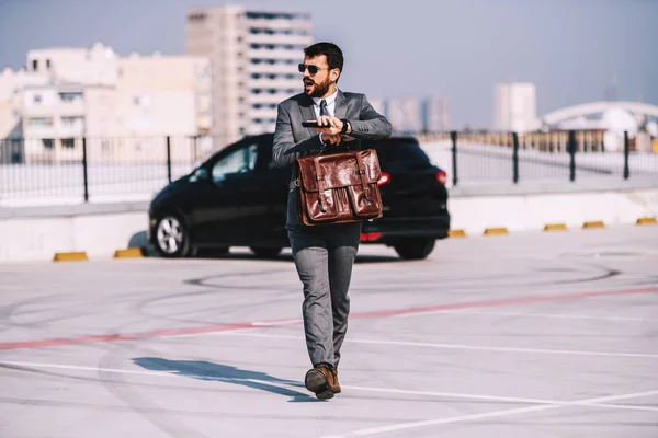 Full Length Attractive Caucasian Bearded Businessman Suit Sunglasses Holding Briefcase — 스톡 사진