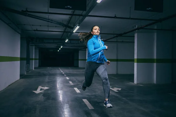 Toute Longueur Sportif Positif Dédié Survêtement Jogging Dans Garage Nuit — Photo