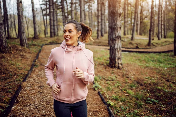 Jovencita Sonriente Ropa Deportiva Corriendo Por Bosque Estilo Vida Saludable — Foto de Stock