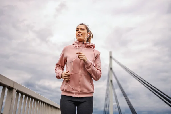 Vista Bajo Ángulo Atractiva Deportista Altamente Motivada Con Hábitos Saludables — Foto de Stock