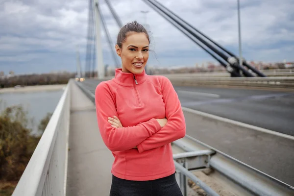 Orgullosa Hermosa Deportista Sonriente Ropa Deportiva Pie Puente Con Los — Foto de Stock