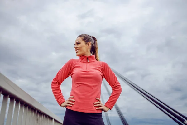 Vista Ángulo Bajo Ajuste Joven Deportista Atractiva Pie Puente Con — Foto de Stock