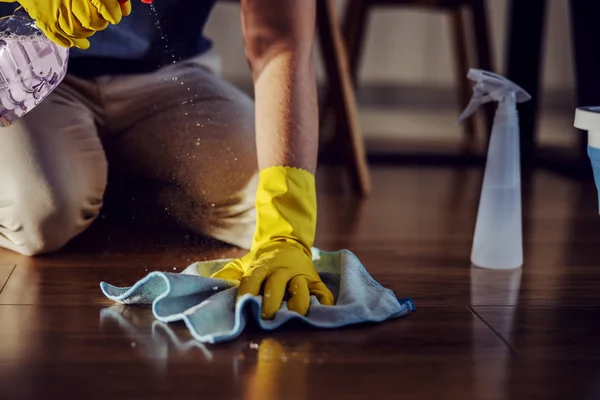 Close Homem Digno Ajoelhado Pulverização Detergente Limpeza Parquet Casa — Fotografia de Stock