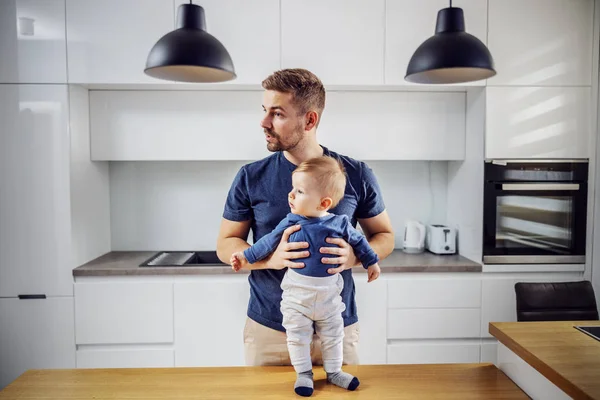 Μόνος Πατέρας Στέκεται Στην Κουζίνα Τον Αγαπημένο Του Γιο Παιδί — Φωτογραφία Αρχείου