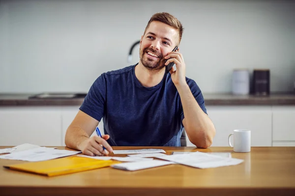 Jeune Attrayant Beau Barbu Souriant Appelant Service Clientèle Tout Étant — Photo