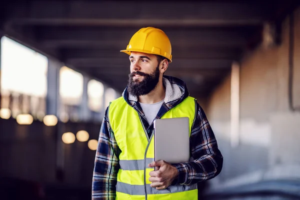 Portrait Caucasien Très Motivé Travailleur Souriant Superviseur Barbu Avec Casque — Photo