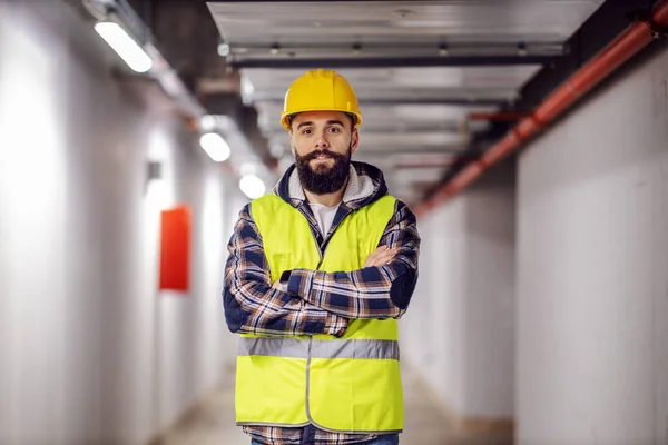 Niedlicher Kaukasischer Bärtiger Bauarbeiter Mit Schutzhelm Auf Dem Kopf Weste — Stockfoto