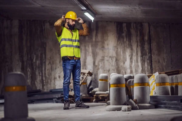 Full Längd Stilig Kaukasisk Arbetare Sätta Sig Hjälmen När Han — Stockfoto