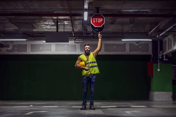 Panjang Penuh Pekerja Yang Menarik Dalam Rompi Dengan Helm Bawah — Stok Foto