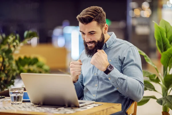 Jong Vrolijk Glimlachend Bebaarde Hipster Zittend Cafetaria Kijkend Naar Laptop — Stockfoto