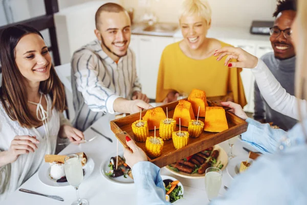 Uma Mulher Digna Que Serve Comida Saudável Aos Amigos Interior — Fotografia de Stock