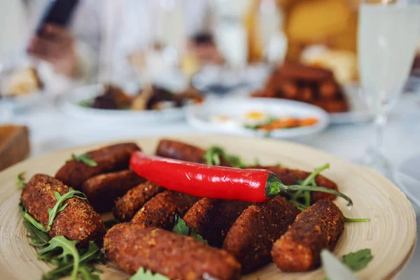 Close Van Heerlijke Verse Vleesbroodjes Met Chili Peper Bovenop — Stockfoto