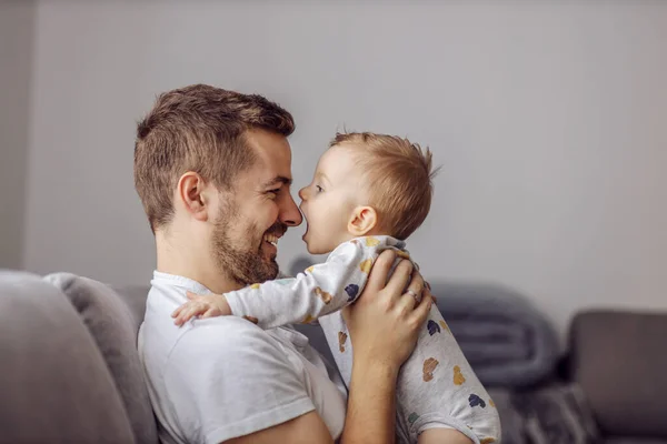 Menino Loiro Adorável Brincando Com Seu Pai Carinhoso Tentando Morder — Fotografia de Stock