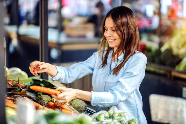 Attraente Bruna Sorridente Piedi Mercato Degli Agricoltori Scegliendo Carote Sullo — Foto Stock