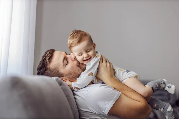 Adorable Niño Rubio Abrazando Padre Cariñoso Que Besa Concepto Amor —  Fotos de Stock