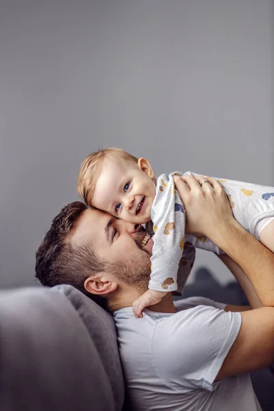 Fiatal Jóképű Apa Fogja Szeretett Kisfiát Játszik Vele Miközben Nappaliban — Stock Fotó