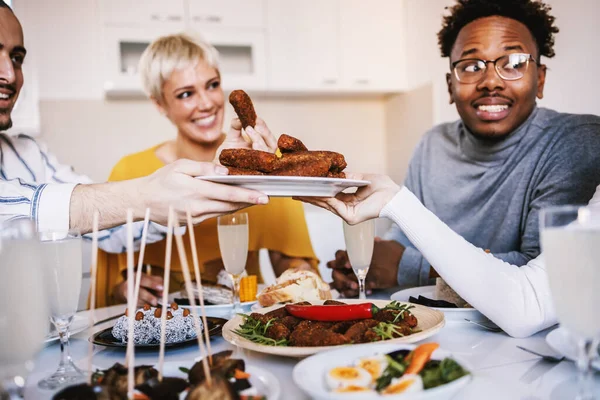 Grupo Amigos Felizes Multiculturais Sentados Mesa Jantar Almoçando Casa Mulher — Fotografia de Stock