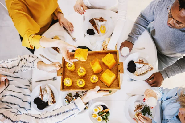 Vista Superior Cinco Amigos Multiculturais Sentados Mesa Jantar Almoçando Saudável — Fotografia de Stock