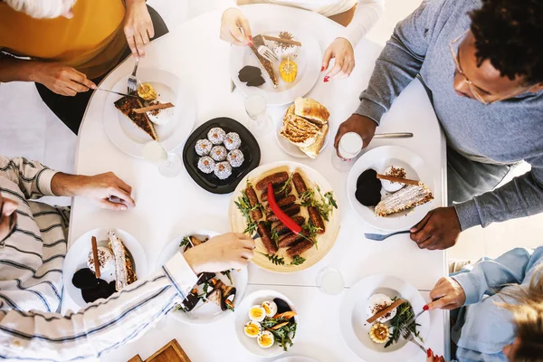 Bovenaanzicht Van Vijf Multiculturele Vrienden Die Aan Tafel Zitten Gezond — Stockfoto