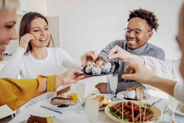 Amigos Multirraciais Felizes Sentados Mesa Jantar Para Almoço Tomando Sobremesa — Fotografia de Stock