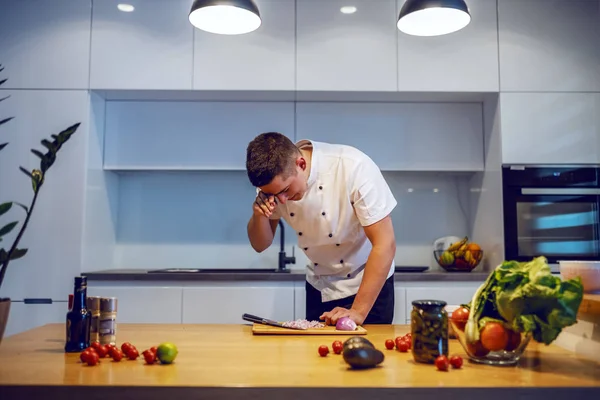 Tres Cuartos Longitud Chef Caucásico Limpiando Las Lágrimas Cebolla Mientras — Foto de Stock