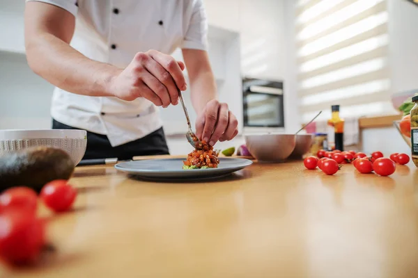 Beskuren Bild Hängiven Kaukasisk Kock Stående Köket Och Sätta Kokt — Stockfoto