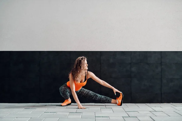 Hermosa Mujer Atlética Caucásica Delgada Ropa Deportiva Con Pelo Rizado — Foto de Stock