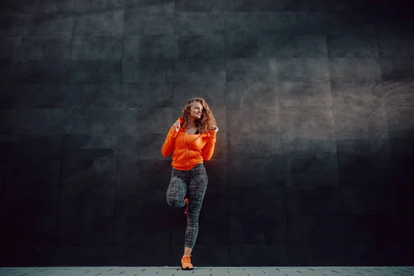 Longitud Completa Atractiva Mujer Caucásica Ropa Deportiva Posando Mientras Está — Foto de Stock