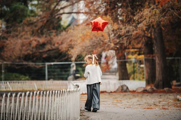 Plná Délka Rozkošné Kavkazské Blondýnky Držící Balónek Procházející Parku Podzimní — Stock fotografie